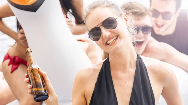 Mujer con gafas de sol en traje de baño conseguir piscina partido con sentirse feliz — Foto de Stock