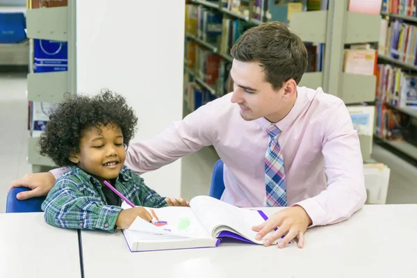 Hombre Profesor Niño Estudiante Aprender Con Libro Librería Fondo — Foto de Stock