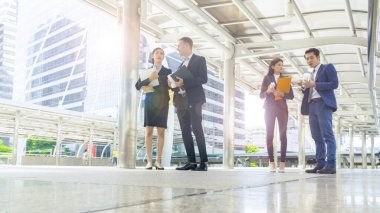 İş adamlarından oluşan bir ekip. Zeki bir adam ve kadın kalabalık saatlerde yaya geçidinde yürür ve şehrin uzay binasında birlikte konuşurlar..