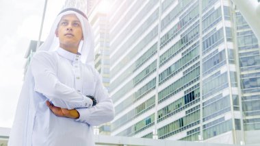 Arap adam standları ve ileri de açık şehir alanı sabah güne bak