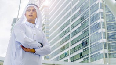 Arap adam standları ve ileri de açık şehir alanı sabah güne bak