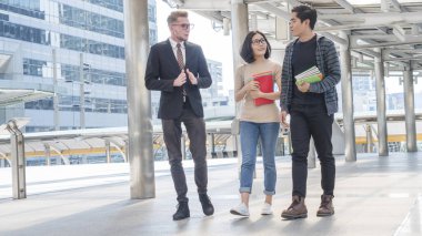 öğretmen ve öğrenciler teen walk ın rush zaman açık grup