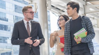 öğretmen ve öğrenciler teen walk ın rush zaman açık grup