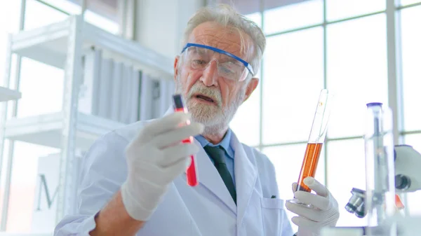 Senior Professor Mannelijke Onderzoeker Test Een Chemische Vloeibare Buis Met — Stockfoto