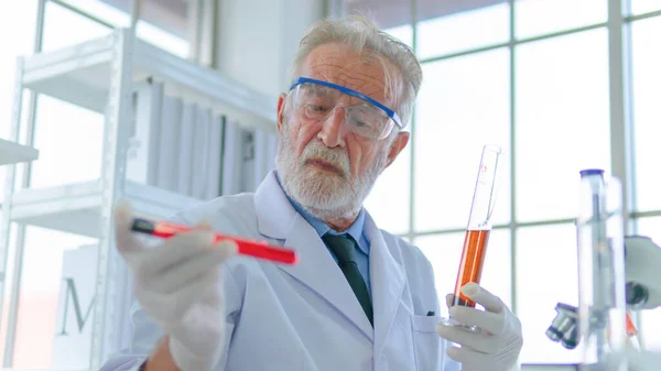 Senior Professor Mannelijke Onderzoeker Test Een Chemische Vloeibare Buis Met — Stockfoto