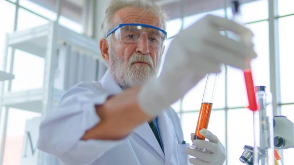 Senior Professor Mannelijke Onderzoeker Test Een Chemische Vloeibare Buis Met — Stockfoto