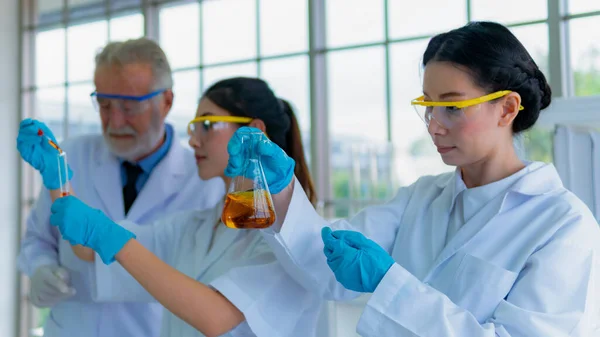 Grupo Profesor Investigador Científico Con Bata Blanca Preparar Prueba Líquido — Foto de Stock