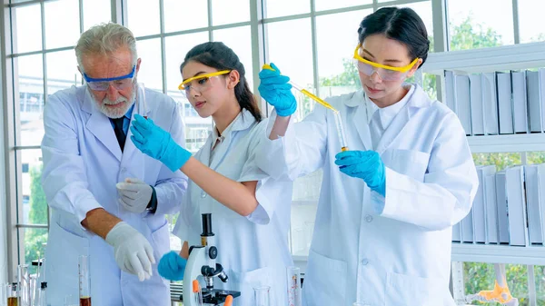 Eine Gruppe Wissenschaftler Mit Weißem Kittel Bereitet Chemische Testflüssigkeit Mit — Stockfoto