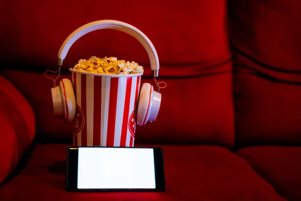 Mobile Phone Empty White Bright Screen Popcorn Bucket Red Sofa — Stock Photo, Image