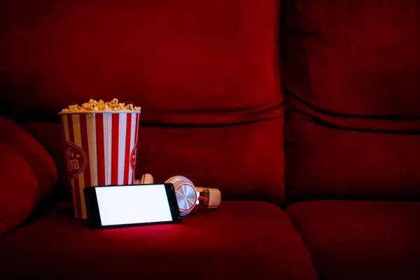 Mobile Phone Empty White Bright Screen Popcorn Bucket Red Sofa — Stock Photo, Image