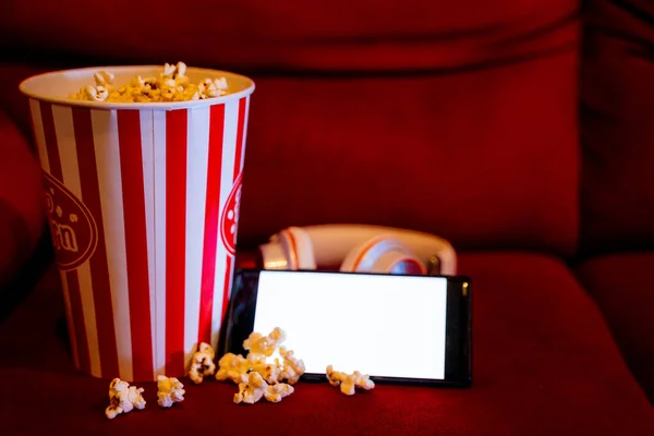 Handy Mit Leerem Weißen Bildschirm Und Popcorn Eimer Auf Dem — Stockfoto