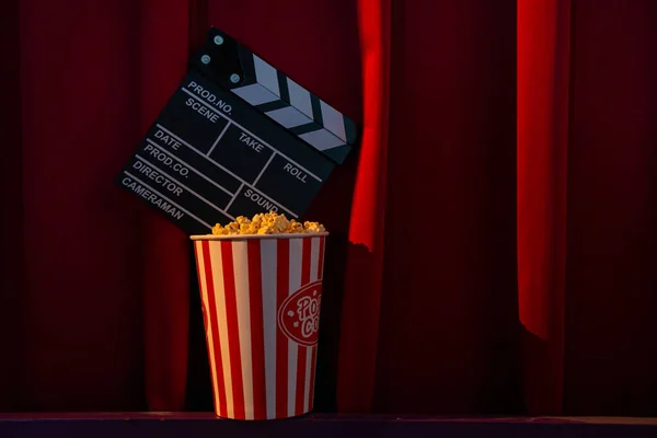 Mobile Phone Empty White Bright Screen Popcorn Bucket Red Sofa — Stock Photo, Image