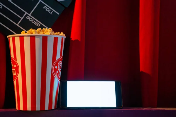 Mobiltelefon Üres Fehér Fényes Képernyő Popcorn Vödör Film Tapsoló Fórumon — Stock Fotó