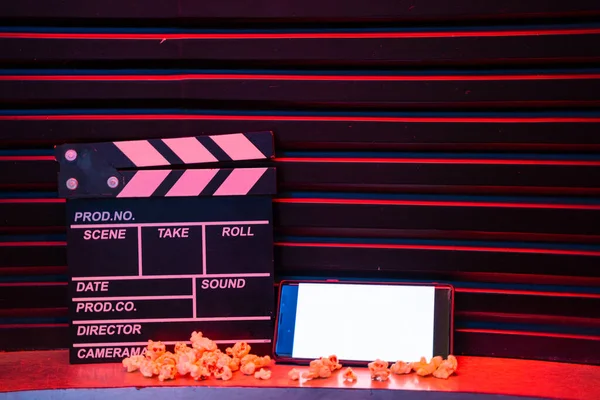 Handy Mit Leerem Weißen Bildschirm Mit Popcorn Eimer Und Filmklappbrett — Stockfoto