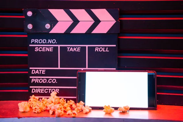 Handy Mit Leerem Weißen Bildschirm Mit Popcorn Eimer Und Filmklappbrett — Stockfoto