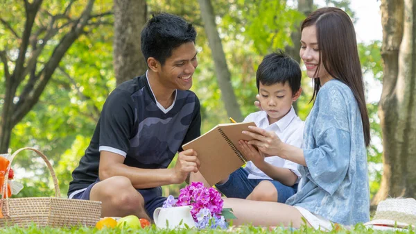 Mère Père Enseignent Enfant Dans Parc Avec Book Happy Concept — Photo