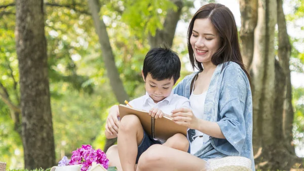 Maman Garçon Enfant Fille Lire Livre Dans Parc Jardin Pique — Photo