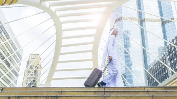 Arabski Człowiek Nosić Walizkę Biznesowym Spacerze Mieście Biznesu Punkt Orientacyjny — Zdjęcie stockowe