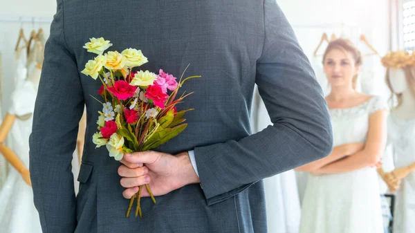 Couple Love Standing Wedding Studio Man Surprise Give Bouquet Flowers — Stock Photo, Image