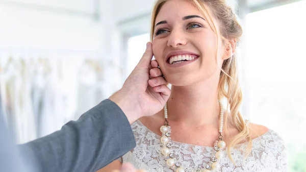 Retrato Mulher Vestido Noiva Com Sorriso Feliz Com Mão Seu — Fotografia de Stock