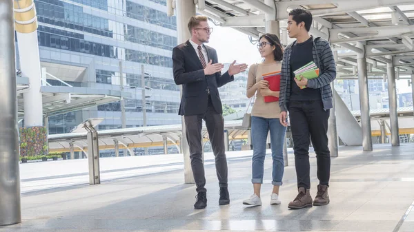 Grupp Lärare Och Studerande Tonåring Promenad Rush Tid Utomhus — Stockfoto