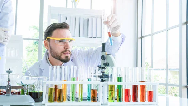 Männlicher Wissenschaftler Mit Einem Schlauch Mit Flüssiger Substanz Man Research — Stockfoto