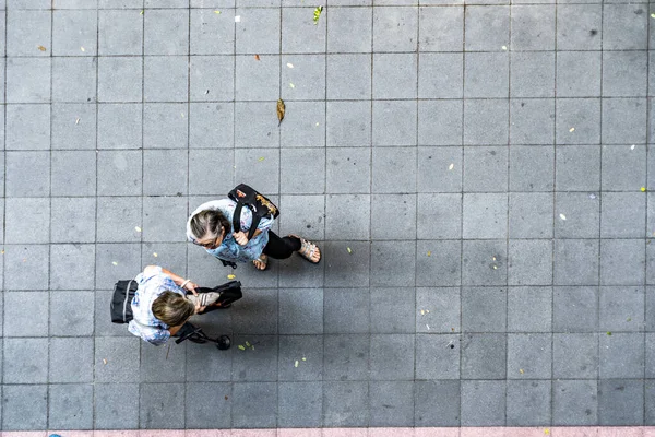 Överst Sidan Gamla Människor Fotgängare Betong Grå Block Gatan Trottoar — Stockfoto