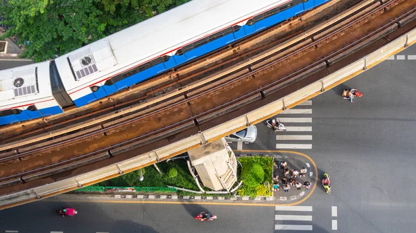 아스팔트 자동차와 기차가 철도에서 운행되는 보행자 보도의 — 스톡 사진