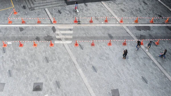 Gente Camina Pasarela Peatonal Calle Ciudad Concreto Pavimento Con Grupo —  Fotos de Stock