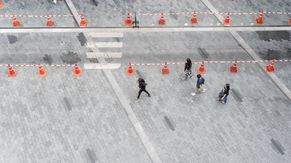 Pessoas Caminham Passarela Rua Cidade Pedonal Concreto Pavimento Com Grupo — Fotografia de Stock