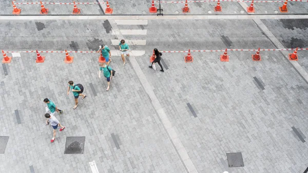 Línea Hombres Caminan Pasarela Peatonal Calle Ciudad Concreto Pavimento Con — Foto de Stock