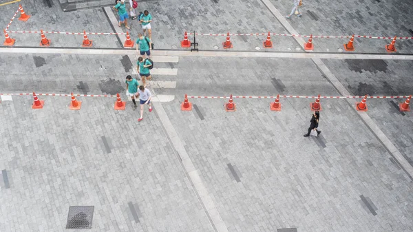 Bir Grup Erkek Kadın Modayla Kaldırım Betonu Üzerinde Yaya Caddesinde — Stok fotoğraf