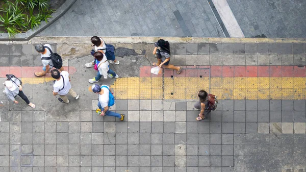 歩行者天国と赤と黄色のブロックの歩道でビジネスエリアを歩く人々との空中ビューとトップビュー — ストック写真