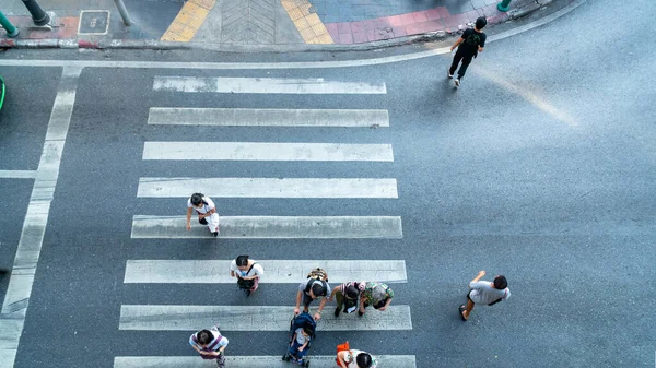 人们正在穿过城里的人行横道 — 图库照片