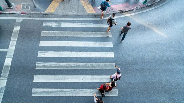 Gente Azul Está Desplazando Través Del Cruce Peatonal Ciudad —  Fotos de Stock