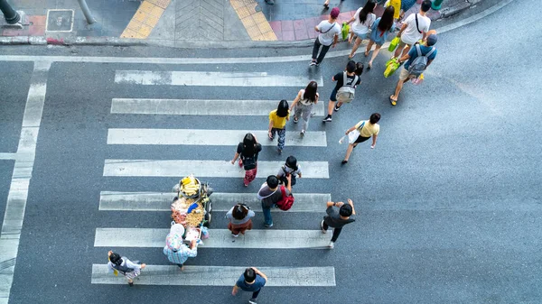 Emberek Átkelnek Város Sétálóutcáján — Stock Fotó