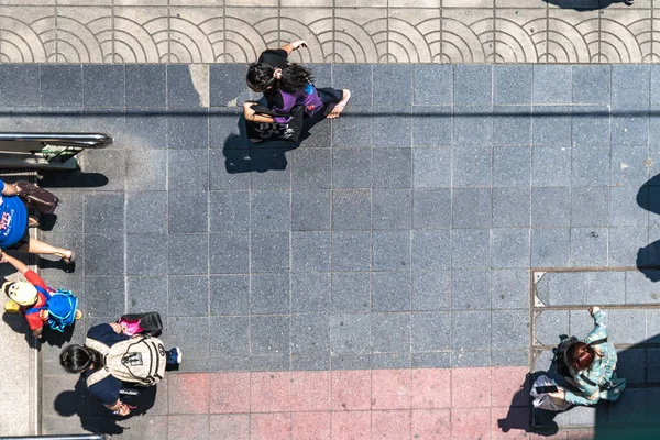 Vista Superior Multitud Personas Caminan Sobre Pavimento Peatonal Bloques Grises —  Fotos de Stock