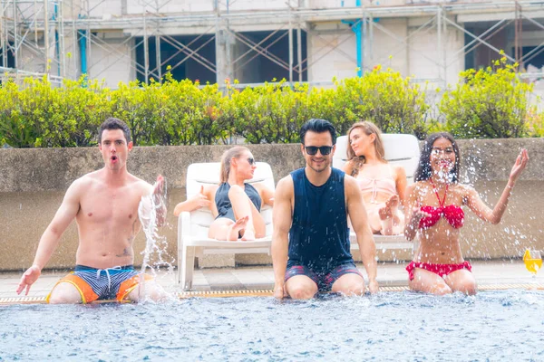 Sexy Gente Natación Desgaste Sentado Piscina Agua Disfrutando Vacaciones — Foto de Stock