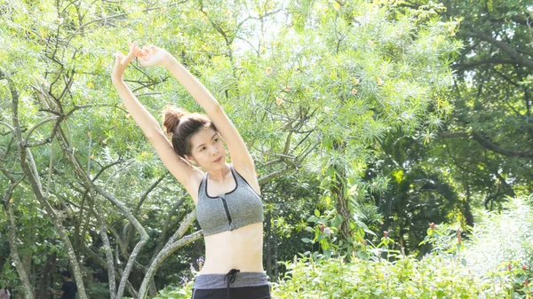 Concept Sportif Belle Fille Fait Exercice Pour Réchauffer Dans Jardin — Photo