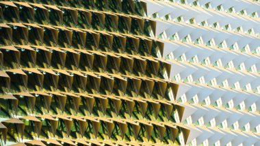 Üçgen şekilli dış cephe gölgeleme ve cam duvarlı