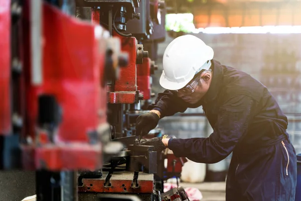 Profesyonel Asyalı Işçi Depo Fabrikasındaki Büyük Makineyi Tamir Ediyor Konsept — Stok fotoğraf