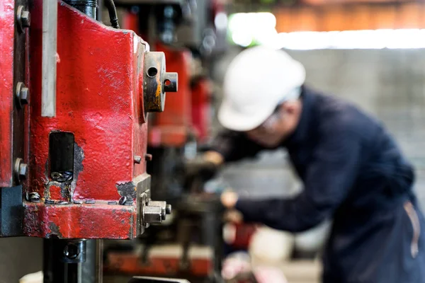 Profesyonel Asyalı Işçi Depo Fabrikasındaki Büyük Makineyi Tamir Ediyor Konsept — Stok fotoğraf