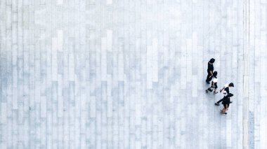 Şehirdeki yaya caddesinde yürüyen insanların en iyi görüntüsü