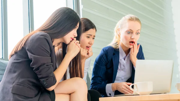 Lavoro Squadra Donna Affari Sorridente Felice Con Successo Ufficio Seduto — Foto Stock