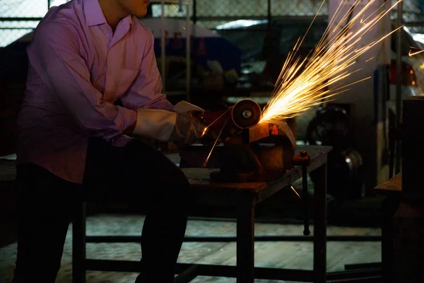 Trabajador Utiliza Máquina Corte Para Cortar Metal Centran Línea Luz — Foto de Stock