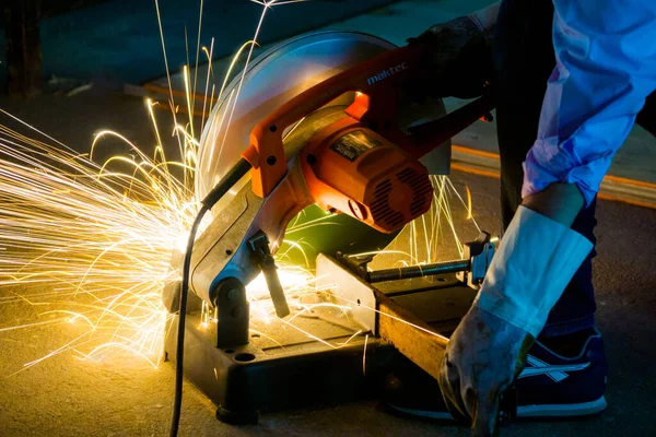 Trabajador Utiliza Molienda Metal Cortado Centran Línea Luz Flash Chispa — Foto de Stock