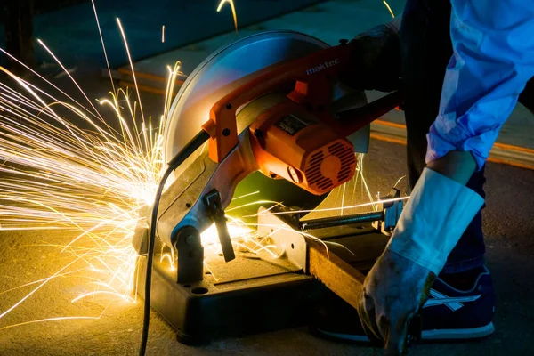 Trabajador Utiliza Molienda Metal Cortado Centran Línea Luz Flash Chispa — Foto de Stock