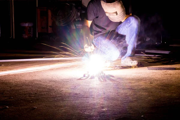 Şçiler Çelik Boruyla Bükme Makinesi Kullanıyorlar Düşük Işıkta Metal Çalışma — Stok fotoğraf