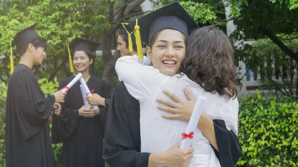 Estudante Menina Com Vestidos Graduação Chapéu Abraçar Pai Cerimônia Congratulação — Fotografia de Stock