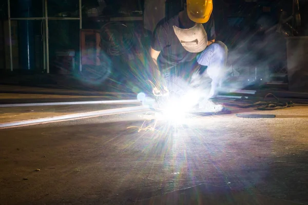 Şçiler Çelik Boruyla Bükme Makinesi Kullanıyorlar Düşük Işıkta Metal Çalışma — Stok fotoğraf